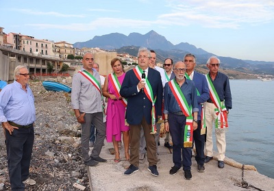 Diamante: Magorno ed altri Sindaci del territorio occupano simbolicamente l’area del porto