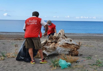 Praia a Mare: I volontari di Italia Nostra restituiscono decoro ai Gigli di mare