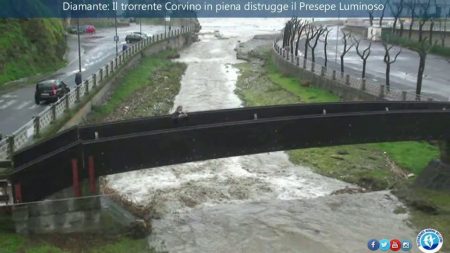 Diamante: Il torrente Corvino in piena distrugge il Presepe Luminoso