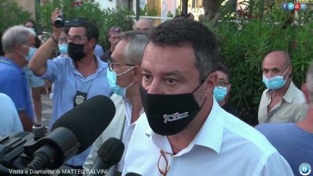 Matteo Salvini in visita a Diamante tra applausi e contestazioni – Servizio