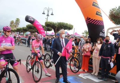 Giro d’italia. Grande successo per la partenza di tappa, Diamante vince la sua maglia rosa
