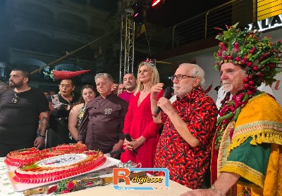 Peperoncino Festival: Al via i concorsi Miglior Tesi di Laurea e Versi Piccanti