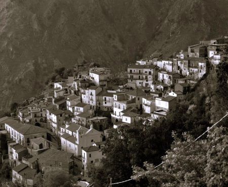 Buonvicino. La rivolta contro il “Jus Primae Noctis” e il tesoro dei De Paola. Pillole di storia di Francesco Cirillo